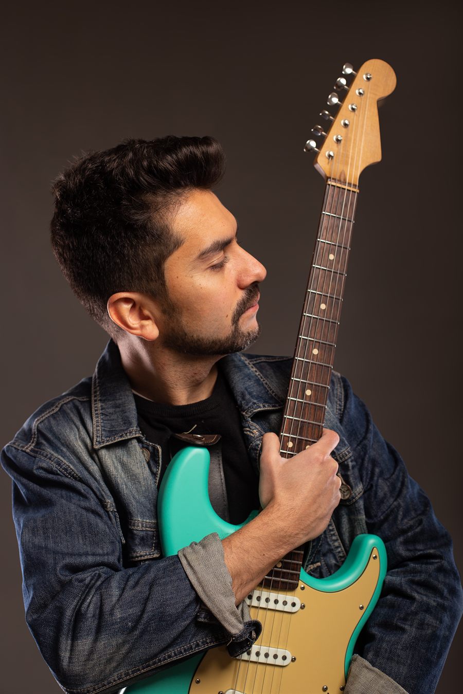 Cristóbal Sanhueza tocando guitarra como Crisjams